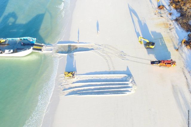  Clean up effort on Whitehaven Beach